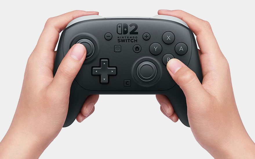 Zwarte Nintendo Switch Pro Controller in handen gehouden, met directionele knoppen, analoge sticks en ABXY-knoppen voor optimaal gamen.
