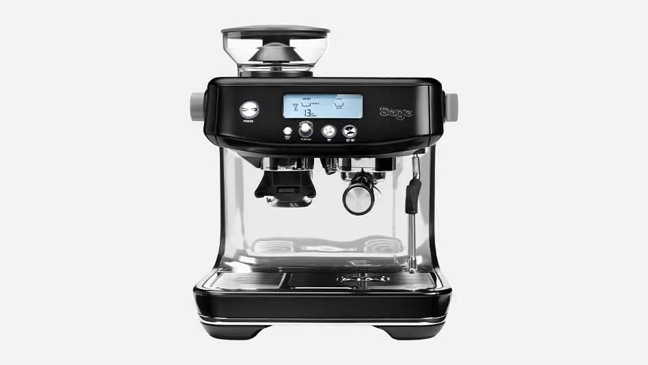 Een zwarte Sage espressomachine staat op een witte achtergrond, met een display en bonenreservoir bovenop.
