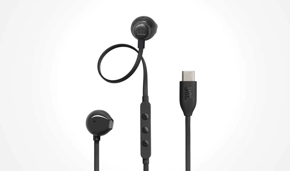 Dunne zwarte JBL-oordopjes met USB‑C kabel en inline afstandsbediening, één dop omhoog, één omlaag, strak gepresenteerd tegen witte achtergrond.