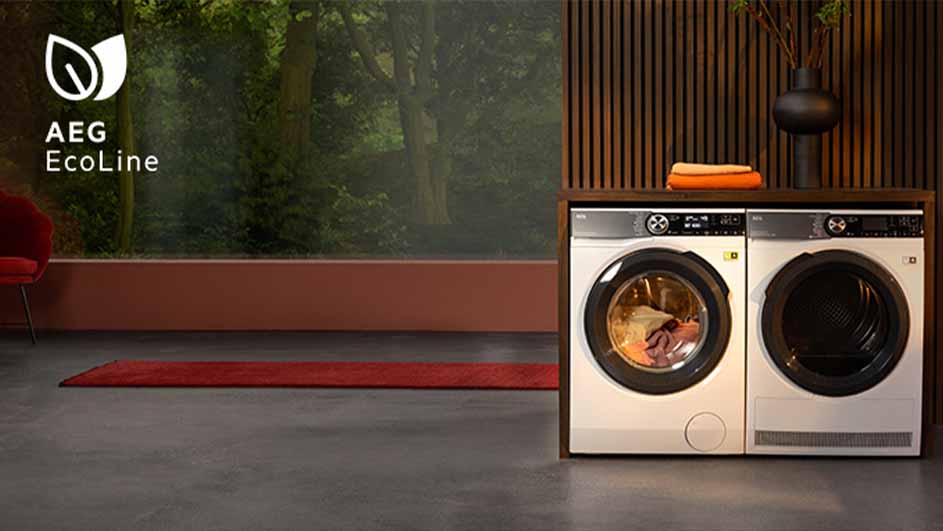 Wasmachine en droger naast elkaar onder houten kast. Op de achtergrond een raam met uitzicht op bomen.