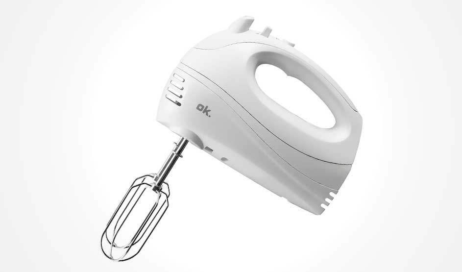 Een witte handmixer met één metalen garde hangt schuin in beeld; je ziet de handgreep, ventilatiesleuven en een eenvoudige knop bovenop.