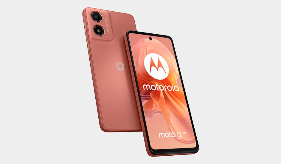 Twee oranje Motorola moto g04-smartphones, één toont het scherm met logo, de ander de achterkant met dubbele camera.