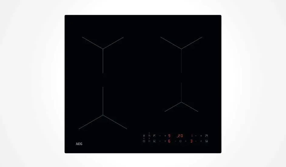 Een strakke zwarte AEG-inductiekookplaat met vier kookzones, Y-vormige markeringen en rode touchbediening, los tegen witte achtergrond.