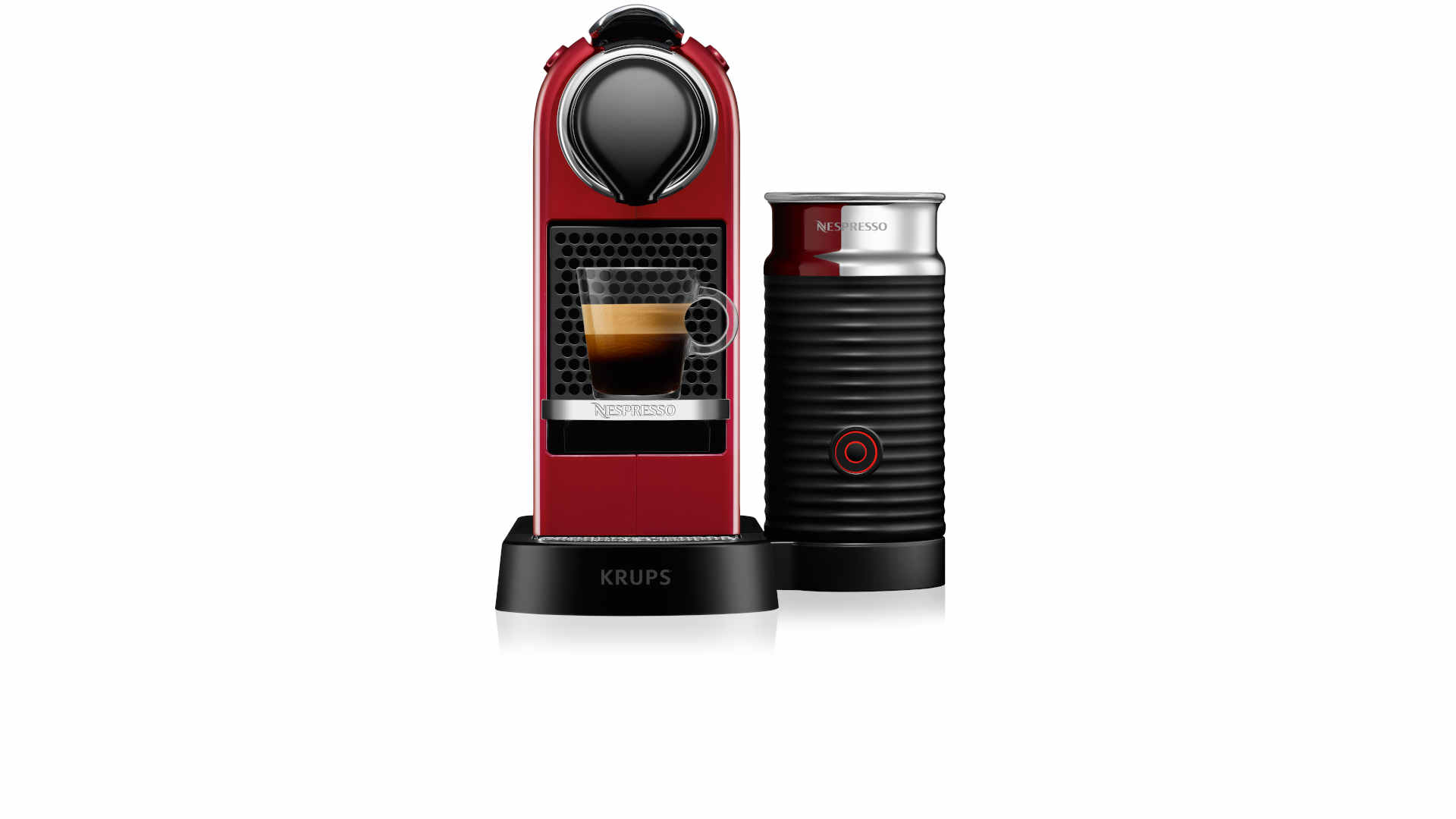 Een rode Nespresso koffiemachine met een glazen kopje koffie ernaast, en een zwarte melkopschuimer op een witte achtergrond.