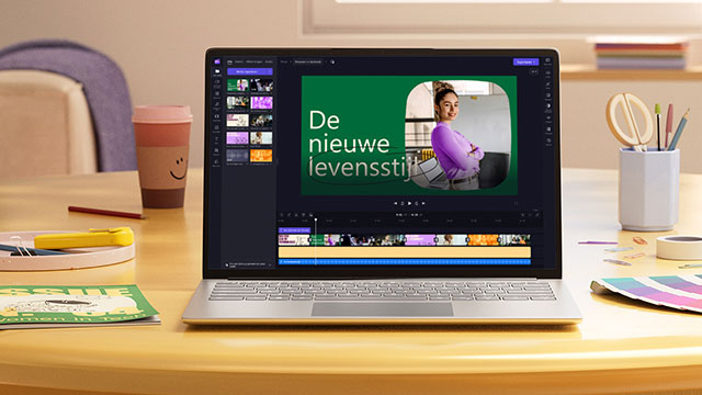 Laptop toont videobewerkingssoftware met tekst "De nieuwe levensstijl", naast een beker, schaar en kantoorbenodigdheden op een bureau.