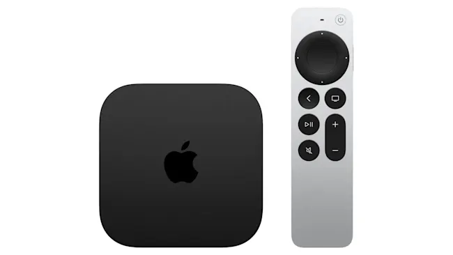 Zwarte Apple TV-box met Apple-logo en zilveren afstandsbediening met knoppen op een witte achtergrond.