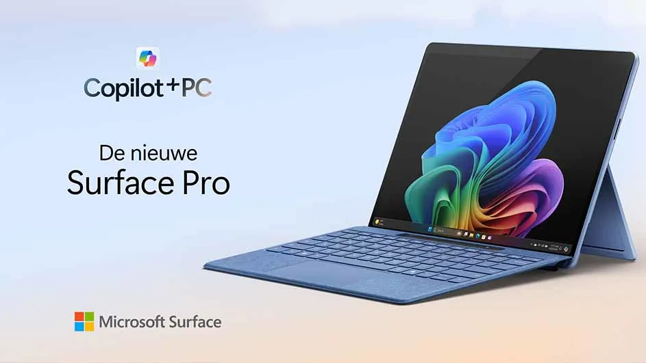 Blauw Surface Pro-apparaat met toetsenbord en scherm waarop een kleurrijk abstract ontwerp te zien is.