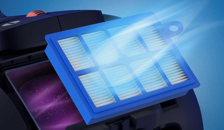 Een blauw HEPA-filter op een stofzuiger laat schone lucht door, terwijl stof wordt tegengehouden; lichtblauwe luchtstromen zijn zichtbaar.