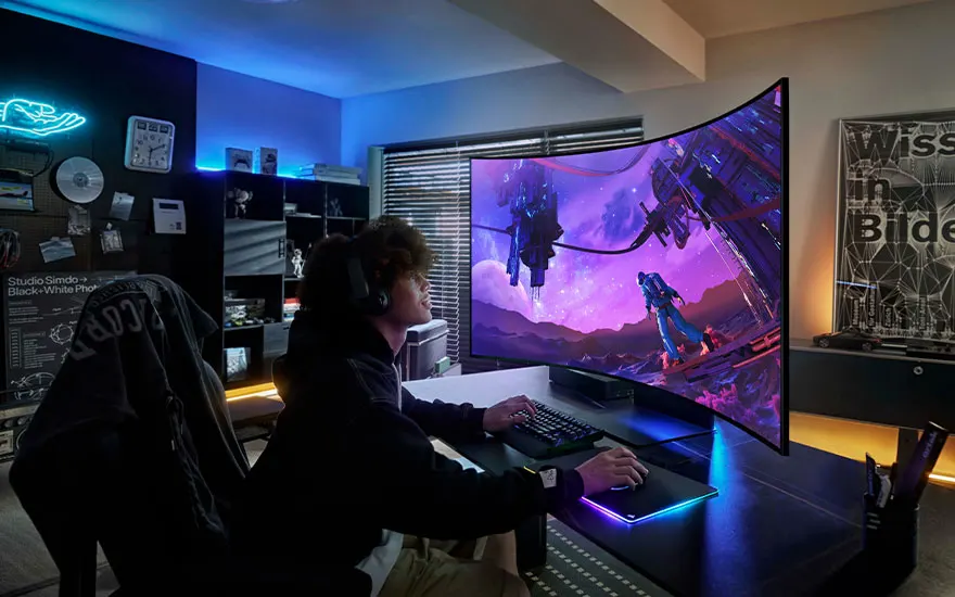 Een gamer speelt een sci-fi spel op een grote curved monitor in een stijlvolle setup. Paarse en blauwe LED-verlichting creëert een futuristische sfeer.
