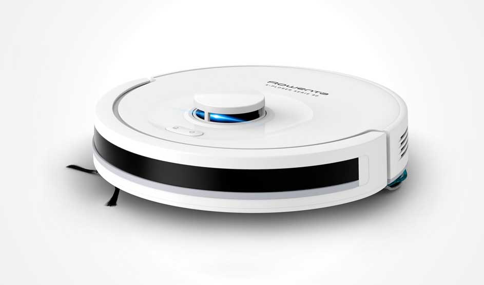 Een witte ronde robotstofzuiger met zwarte bumper en opstaande lasersensor is van dichtbij gefotografeerd op een witte achtergrond.