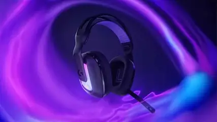 Logitech G522 Lightspeed gamingheadset zwevend in een spiraal van blauwe en paarse lichteffecten op een donkere achtergrond.