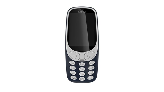 Een blauwe Nokia 3310 met een zwart scherm en grijze knoppen op een witte achtergrond.