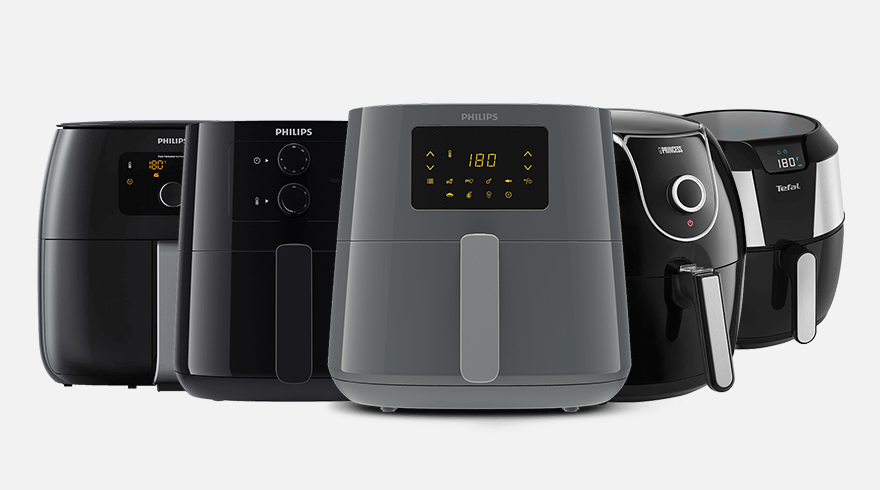 Vijf airfryers van Philips, Princess en Tefal staan op een rij tegen een witte achtergrond.