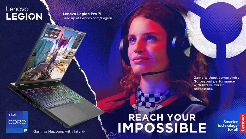 Een Lenovo Legion laptop staat open, met een persoon met een headset op de achtergrond. Blauwe en witte accenten domineren de afbeelding.