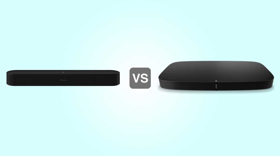 Vergelijkingsbeeld met zwarte soundbar links, soundbase rechts en een VS-teken ertussen op lichtblauwe achtergrond.
