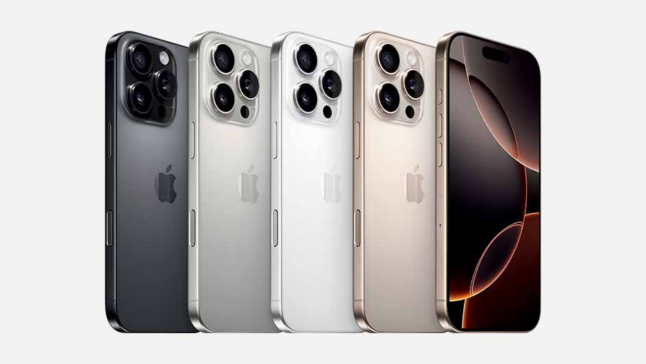 Vijf iPhones staan naast elkaar in een rij, met de achterkanten en één scherm zichtbaar.