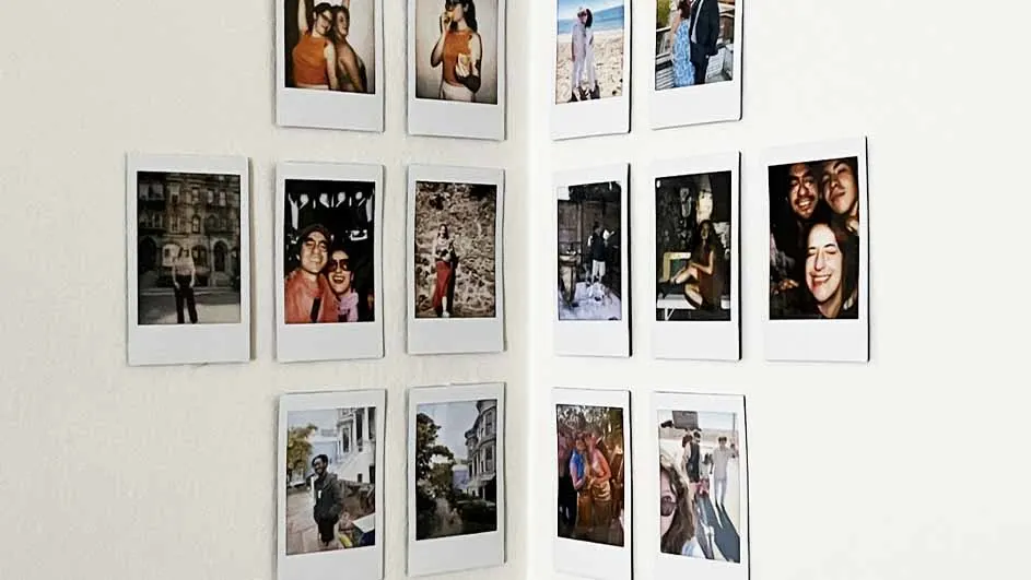 Diverse polaroids hangen op een witte muur, met foto's van mensen en locaties.