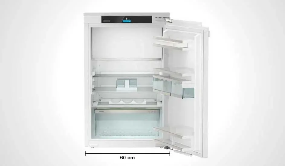 Een compacte, open koelkast van het merk Liebherr, 60 cm breed, met glazen legplanken, deurvakken en een ruime groentelade onderin.