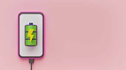 Een roze telefoon met een groene batterij en een gele bliksemschicht erop, tegen een roze achtergrond.