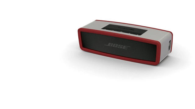 Zilverkleurige Bose SoundLink Micro speaker met rode rand en zwart rooster op een witte achtergrond.