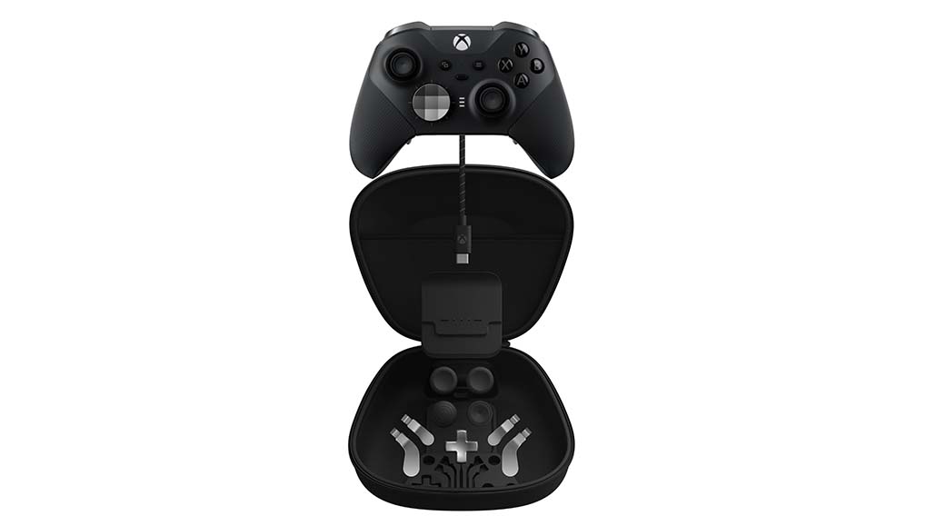 Een zwarte Xbox-controller bovenop een open, zwarte opbergkoffer met accessoires tegen een witte achtergrond.