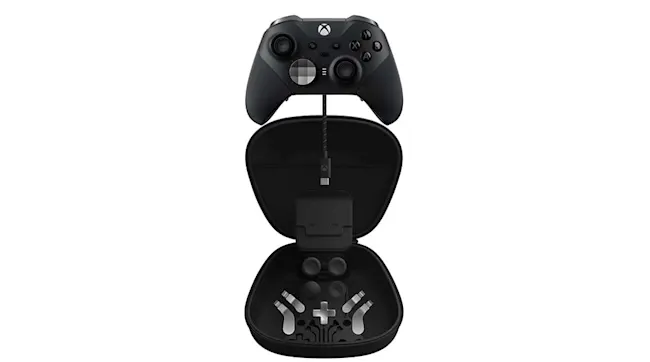 Een zwarte Xbox-controller bovenop een open, zwarte opbergkoffer met accessoires tegen een witte achtergrond.