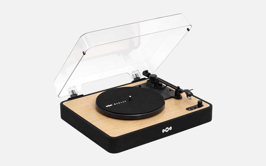 Moderne platenspeler met bamboe basis en transparante stofkap, minimalistisch ontwerp op een egale witte achtergrond getoond.