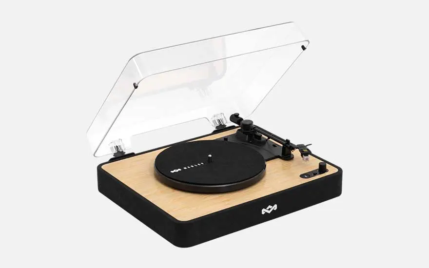 Moderne platenspeler met bamboe basis en transparante stofkap, minimalistisch ontwerp op een egale witte achtergrond getoond.