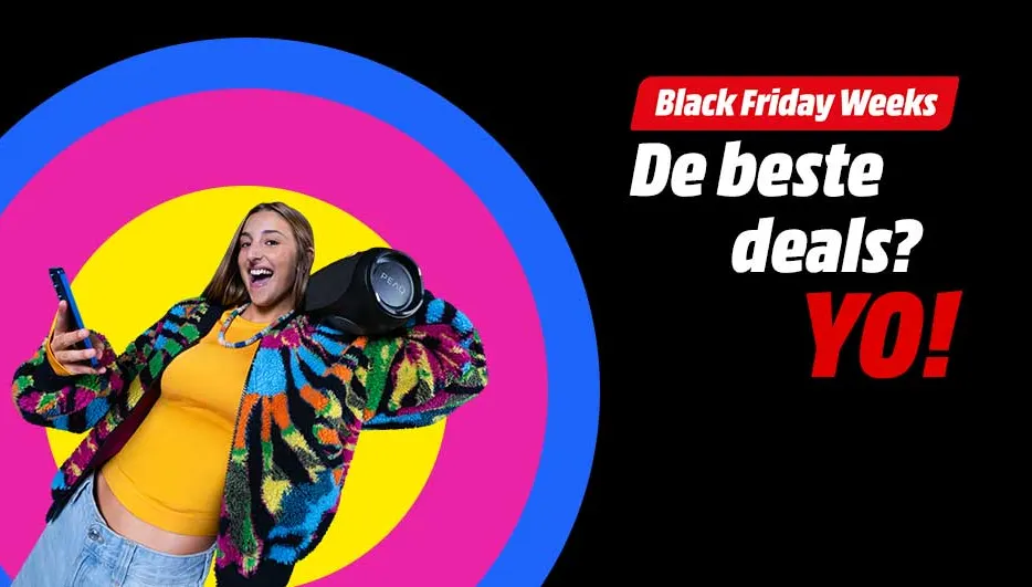 Vrolijke persoon met kleurrijke jas houdt een draagbare speaker op de schouder en een smartphone in de hand, voor felgekleurde cirkels. Tekst rechts: “Black Friday Weeks – De beste deals? YO!” op zwarte achtergrond.