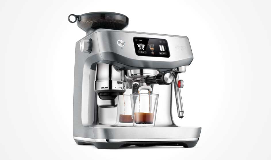 Een zilveren espressomachine met display zet twee koffies tegelijk, met molen bovenop, stoompijpje rechts en kopjes eronder.