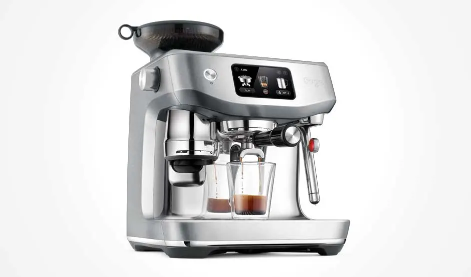 Een zilveren espressomachine met display zet twee koffies tegelijk, met molen bovenop, stoompijpje rechts en kopjes eronder.