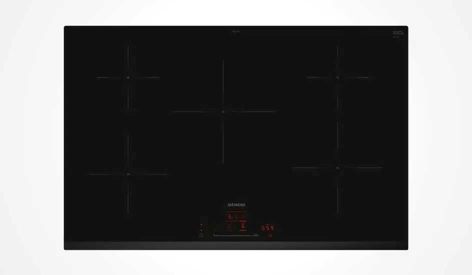 Een zwarte Siemens-inductiekookplaat met vijf subtiel gemarkeerde kookzones en rode touchbediening onderaan, vrijstaand tegen witte achtergrond.