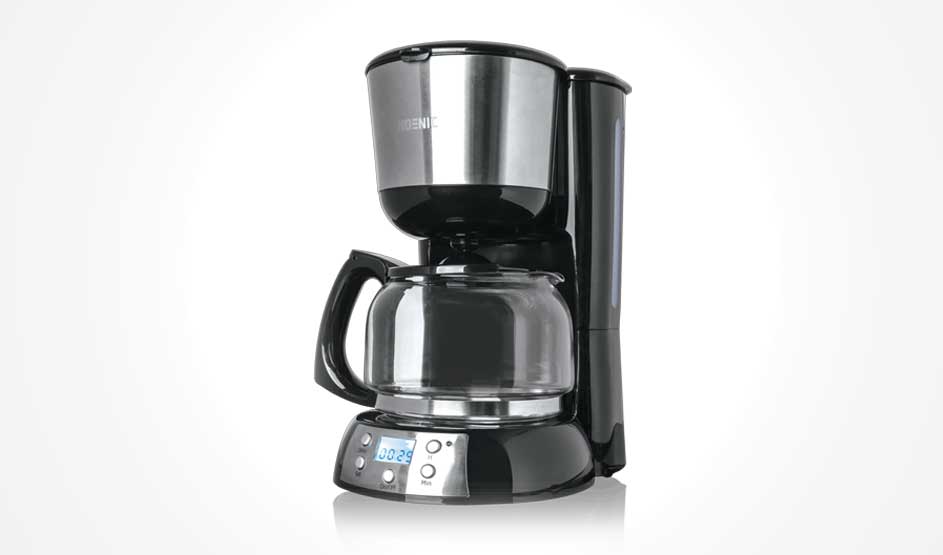 Een zwarte filterkoffiemachine met glazen kan staat op een lichte achtergrond, met waterreservoir rechts en digitaal display vooraan.