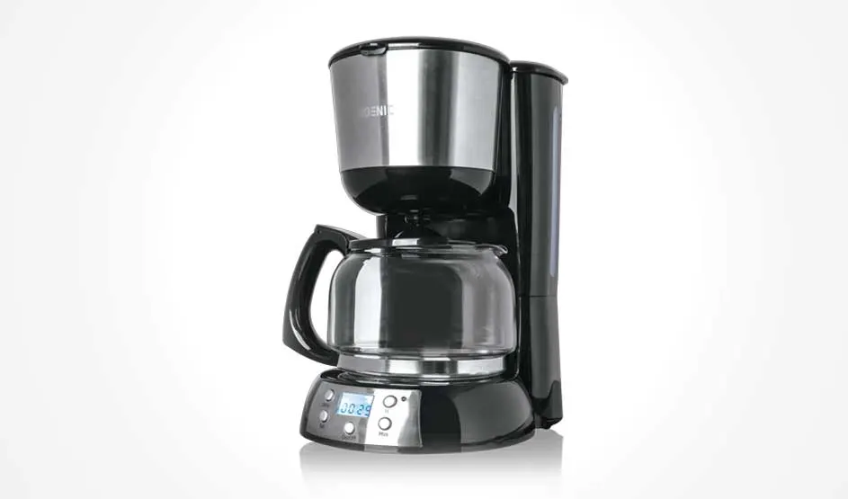 Een zwarte filterkoffiemachine met glazen kan staat op een lichte achtergrond, met waterreservoir rechts en digitaal display vooraan.