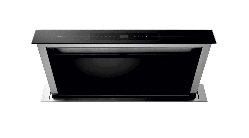 Een zwarte afzuigkap met een zilverkleurige rand en een glazen bovenkant staat tegen een witte achtergrond.