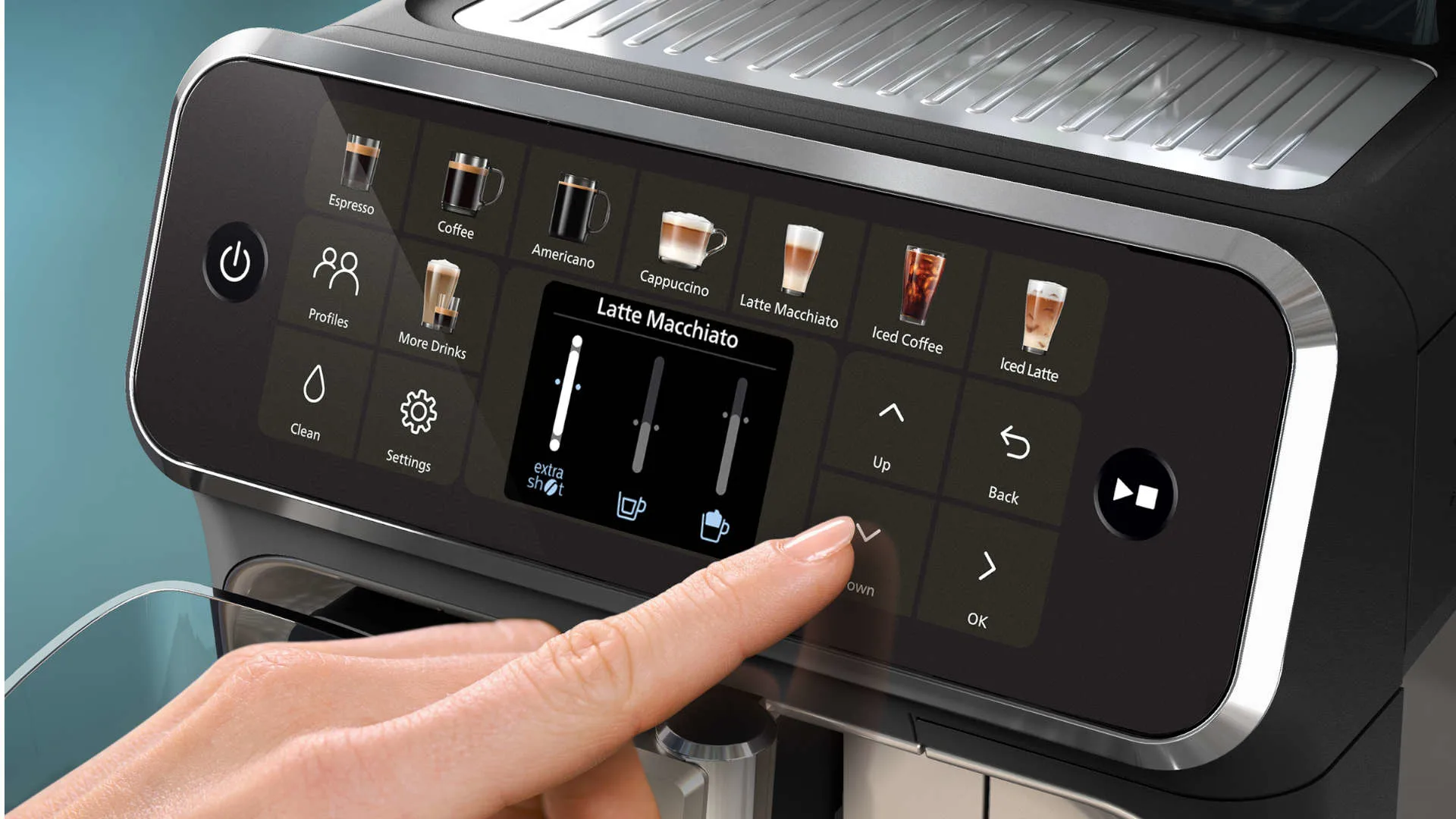 Een vinger bedient het touchscreen van een zwart koffiezetapparaat, met opties zoals espresso en latte macchiato.