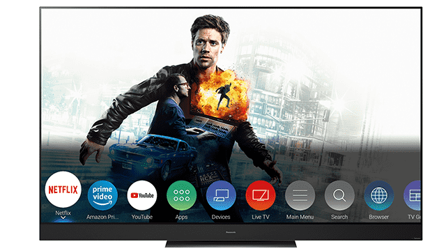 Een zwarte tv toont een actiefilm met apps onderaan, zoals Netflix, Prime Video en YouTube.