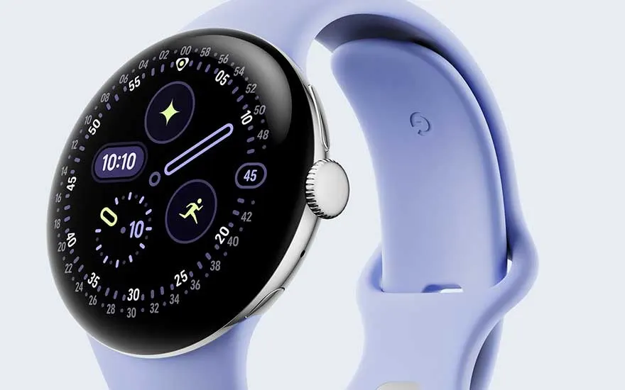 Een moderne smartwatch met rond scherm en een lichtpaarse siliconen band, toont tijd en fitnessfuncties.