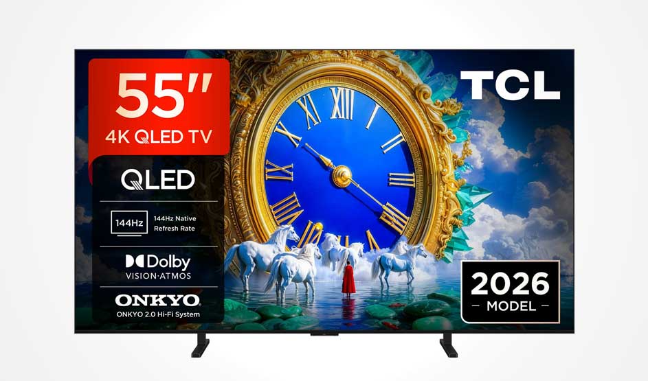 Een 55-inch TCL-tv toont een surrealistische klok, paarden en productspecificaties zoals 4K QLED.