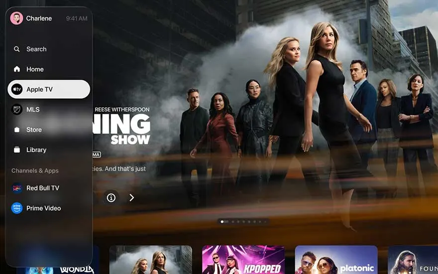 Het Apple TV startscherm toont een prominente dramaserie, met links een donker menu en onderaan carrousels vol andere entertainmentopties.