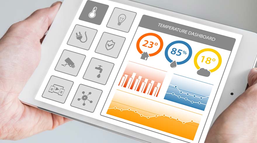 Tablet in handen toont dashboard met temperatuur, vochtigheid en grafieken. Grijze iconen voor diverse instellingen.