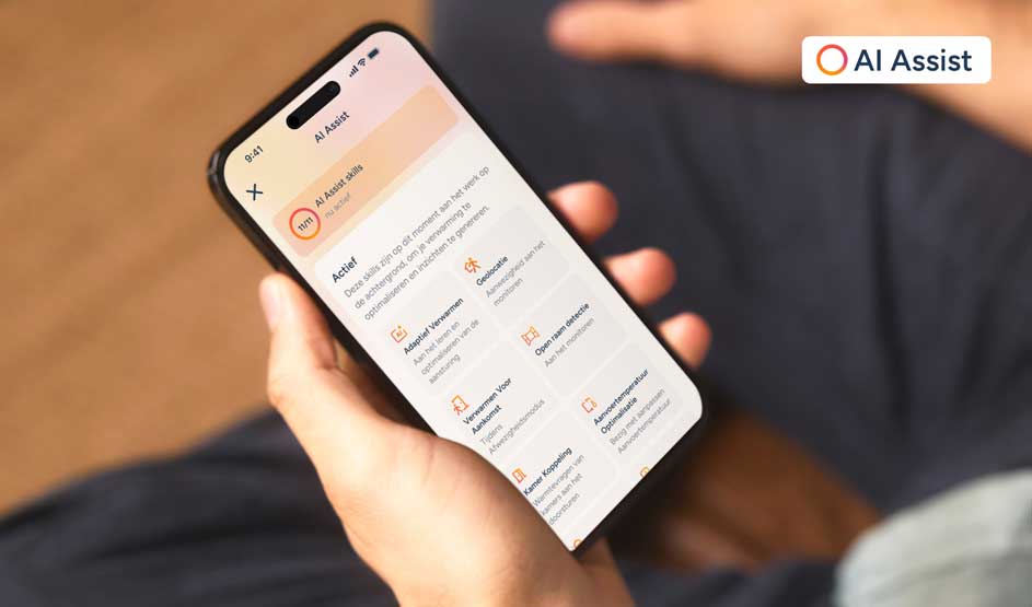 Iemand houdt een smartphone vast met de AI Assist-app open; op het scherm staan tegels met functies en instellingen van de assistent.