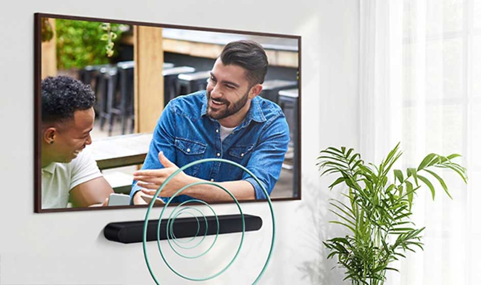 Op de tv praten twee mannen; onder het scherm hangt een soundbar waar getekende geluidsgolven uit lijken te komen naast een plant.