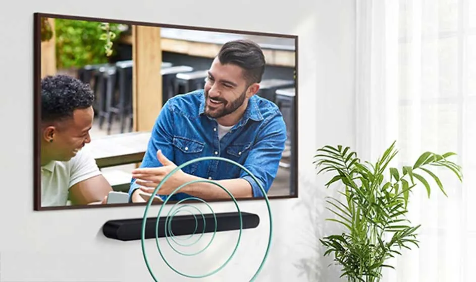 Op de tv praten twee mannen; onder het scherm hangt een soundbar waar getekende geluidsgolven uit lijken te komen naast een plant.
