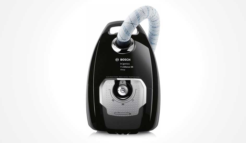 Een zwarte Bosch-stofzuiger staat rechtop, met een zacht omhulde slang die bovenin kromt, tegen een strakke witte achtergrond.