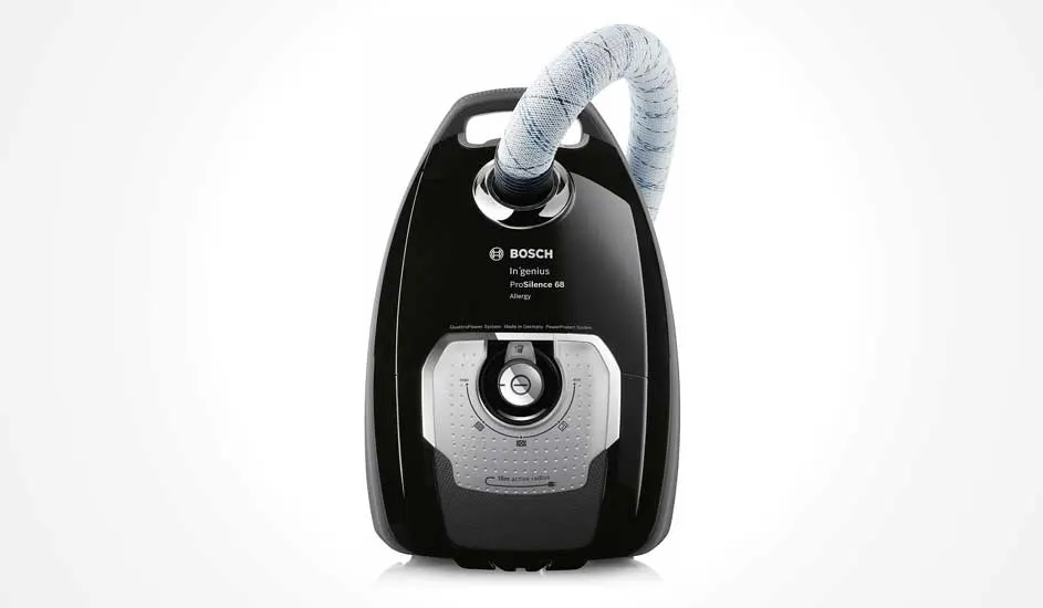 Een zwarte Bosch-stofzuiger staat rechtop, met een zacht omhulde slang die bovenin kromt, tegen een strakke witte achtergrond.