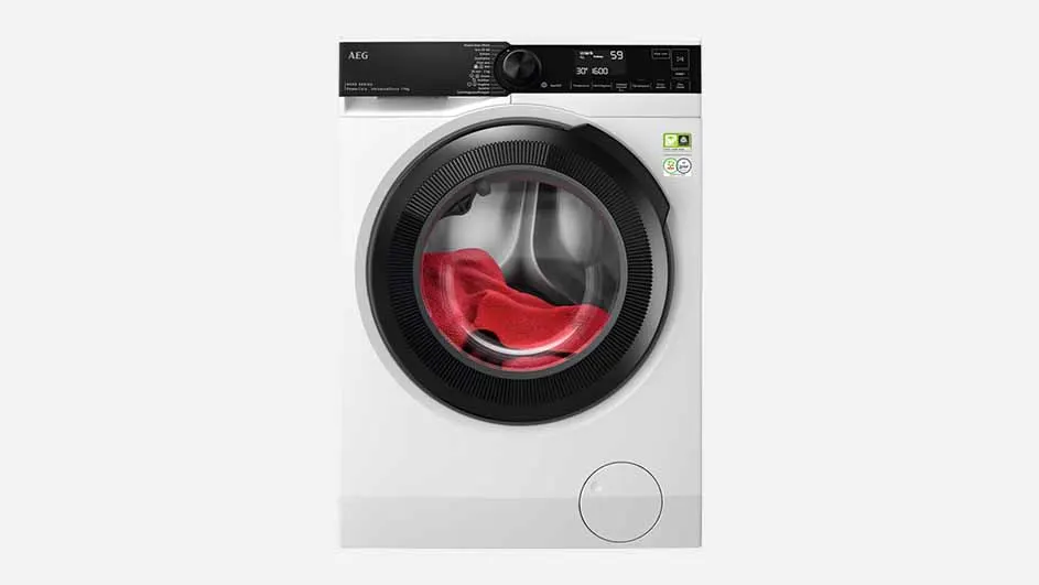 Vooraanzicht van een witte AEG 8000-serie PowerCare UniversalDose wasmachine met een ronde zwarte deur, zichtbaar rood wasgoed binnenin en een digitaal displaypaneel bovenaan.