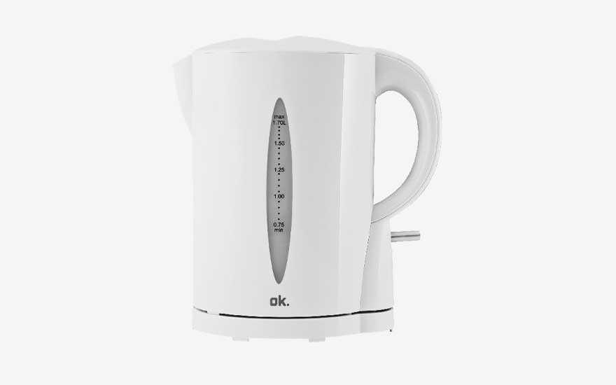 Eenvoudige witte ok.-waterkoker met smalle waterniveau-indicator en gebogen handvat staat vrijstaand op een neutrale witte achtergrond.