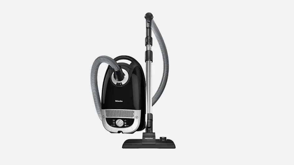De Miele Complete C2 Black Pearl Powerline is een klassieke stofzuiger met zak in stijlvol zwart, voorzien van een flexibele slang en robuuste zuigmond voor krachtige schoonmaakprestaties.