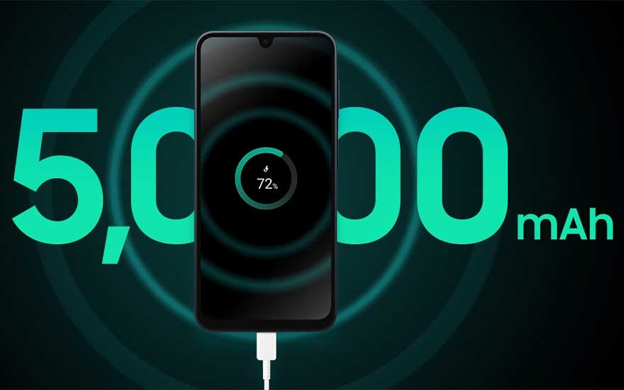 Een zwarte smartphone op een houten tafel, aangesloten op een zwarte kabel. Het scherm toont een bijna lege batterij die wordt opgeladen.